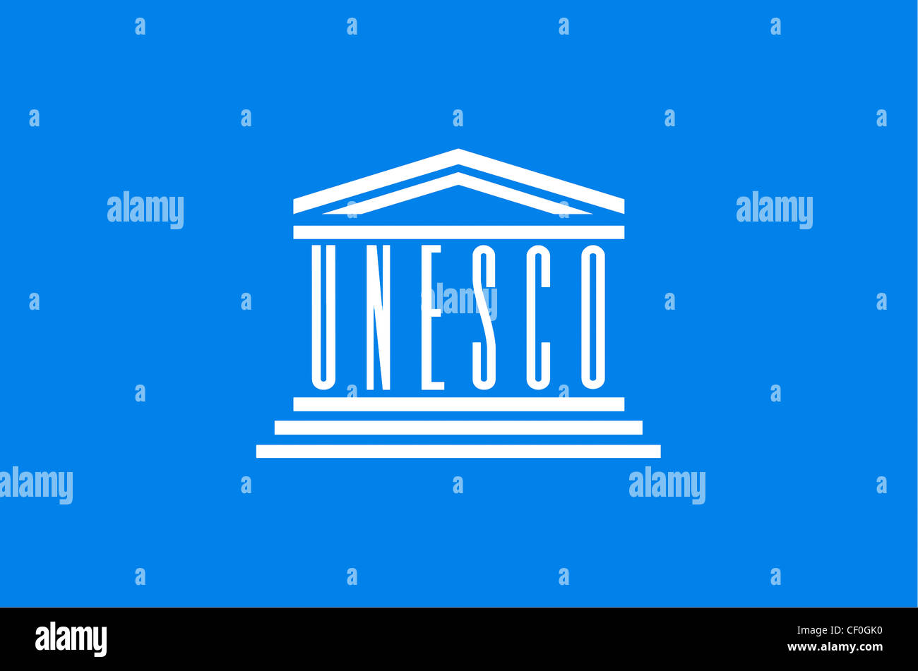 Fahne mit dem Logo der Organisation der Vereinten Nationen für Bildung, Wissenschaft und Kultur UNESCO mit Sitz in Paris. Stockfoto