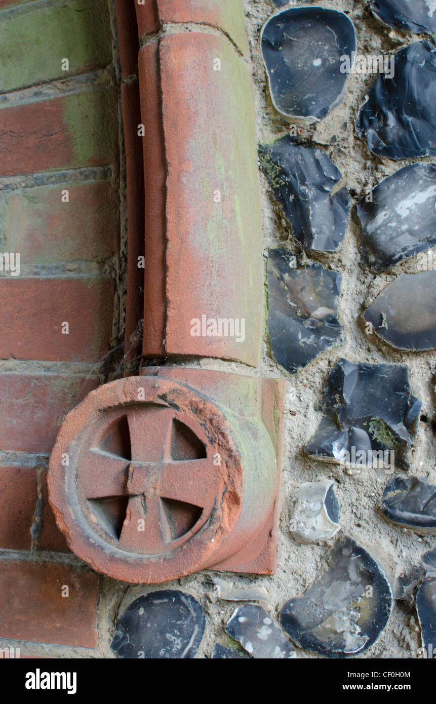 Ein dekoratives Element an der Außenwand der Kapelle in Wymondham Friedhof, Norfolk, East Anglia, England, UK. Stockfoto