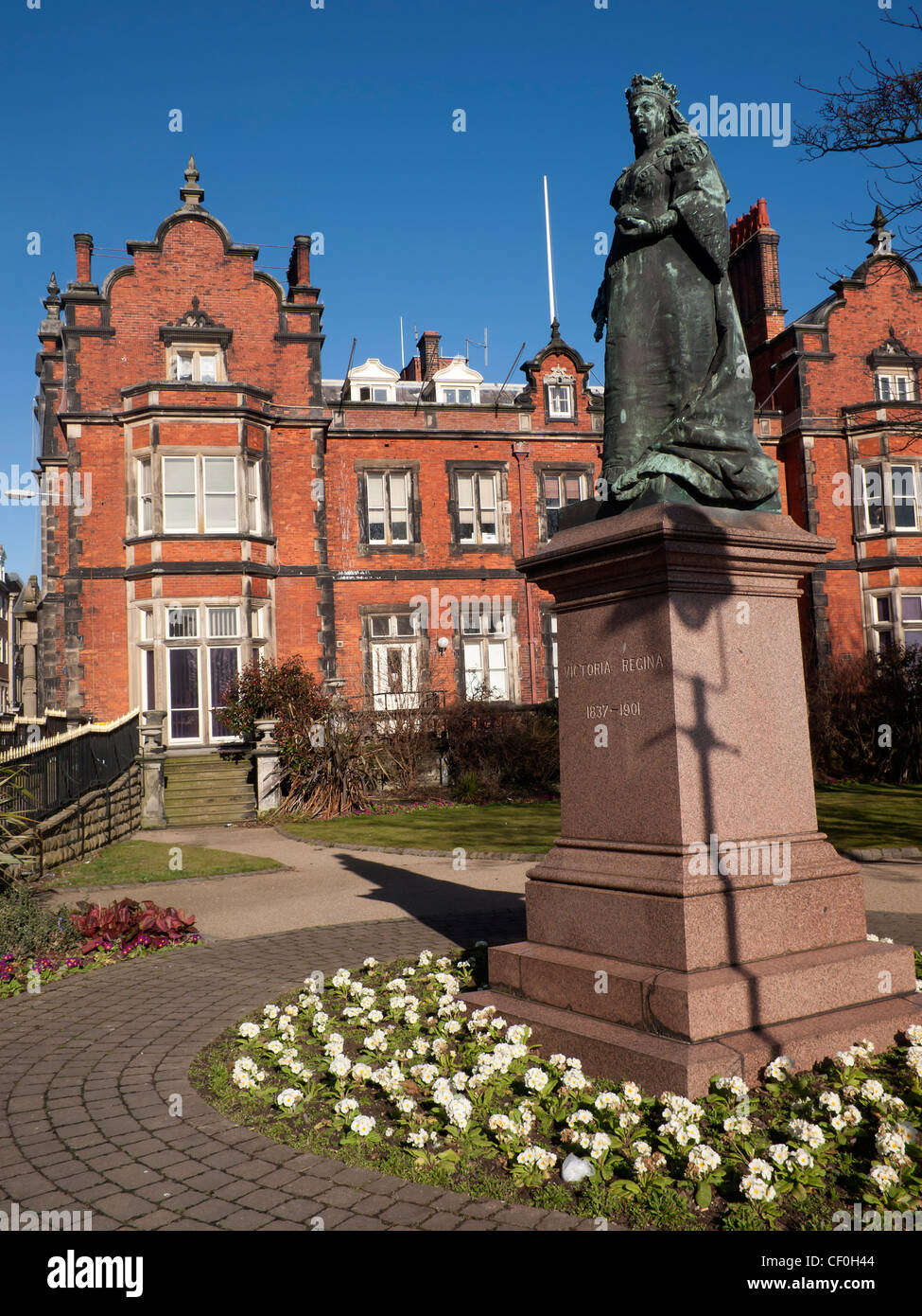 Scarborough Rathaus mit einer Statue von Königin Victoria vor für ein Bankier erbaut 1846 von Scarborough Rat 1899 erworben Stockfoto