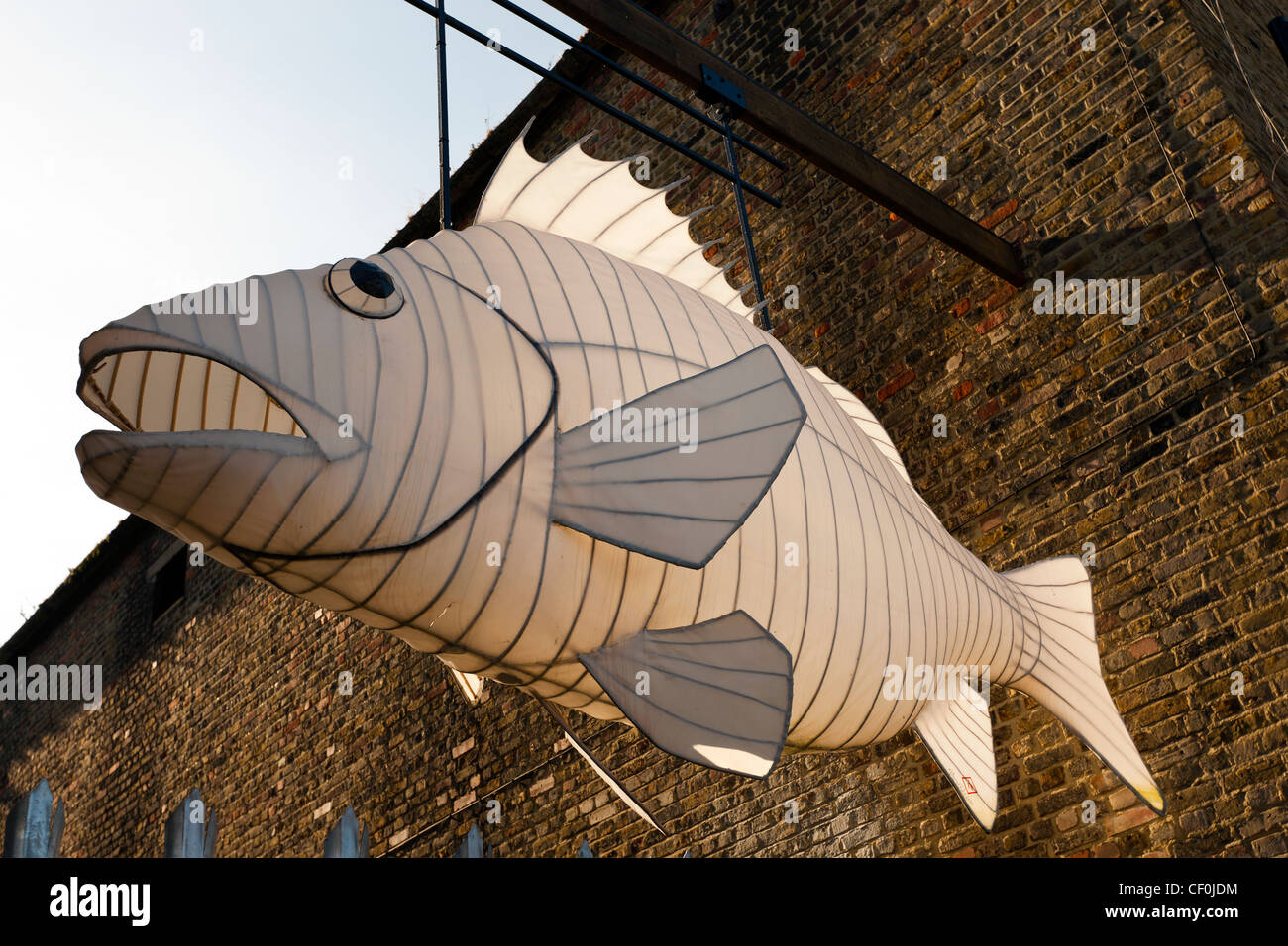 Papier Fisch von Peter Hilary (Cholo) (Trinity Boje Wharf Projekt) Orchard Place, Tower Hamlets, London, England, UK. Stockfoto