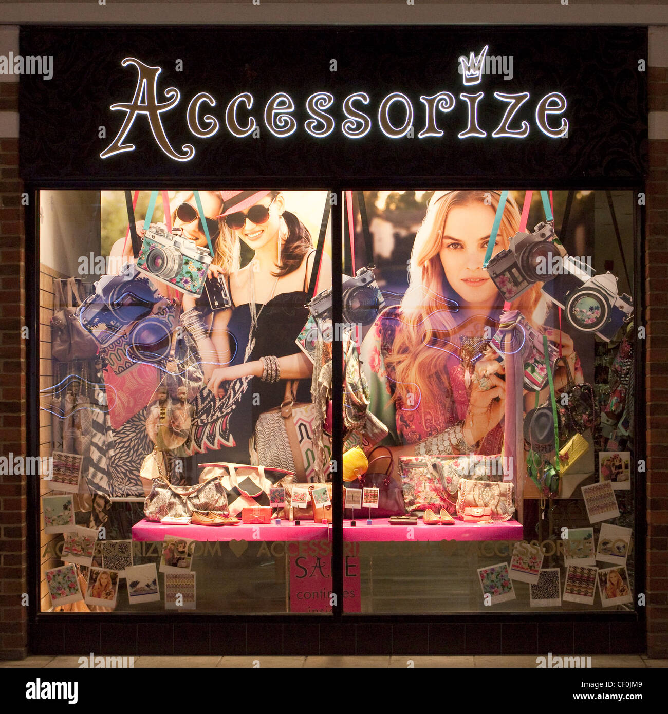Accessorize Shop Store Front beleuchtete Zeichen Schaufenster Nachtzeit Stockfoto