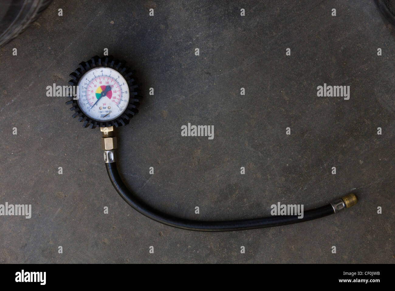 Reifen Manometer am Boden der mobilen Garage, Maadi, Kairo, Ägypten Stockfoto