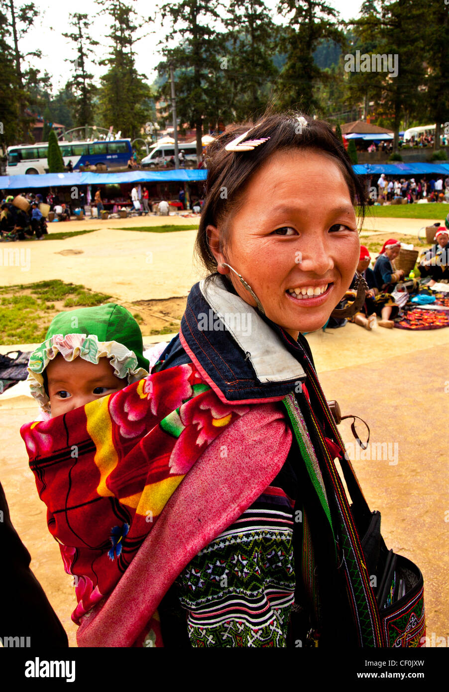 Ein Hmong Hill Tribe Mutter und Baby in einem touristischen Markt Sapa, Vietnam Stockfoto