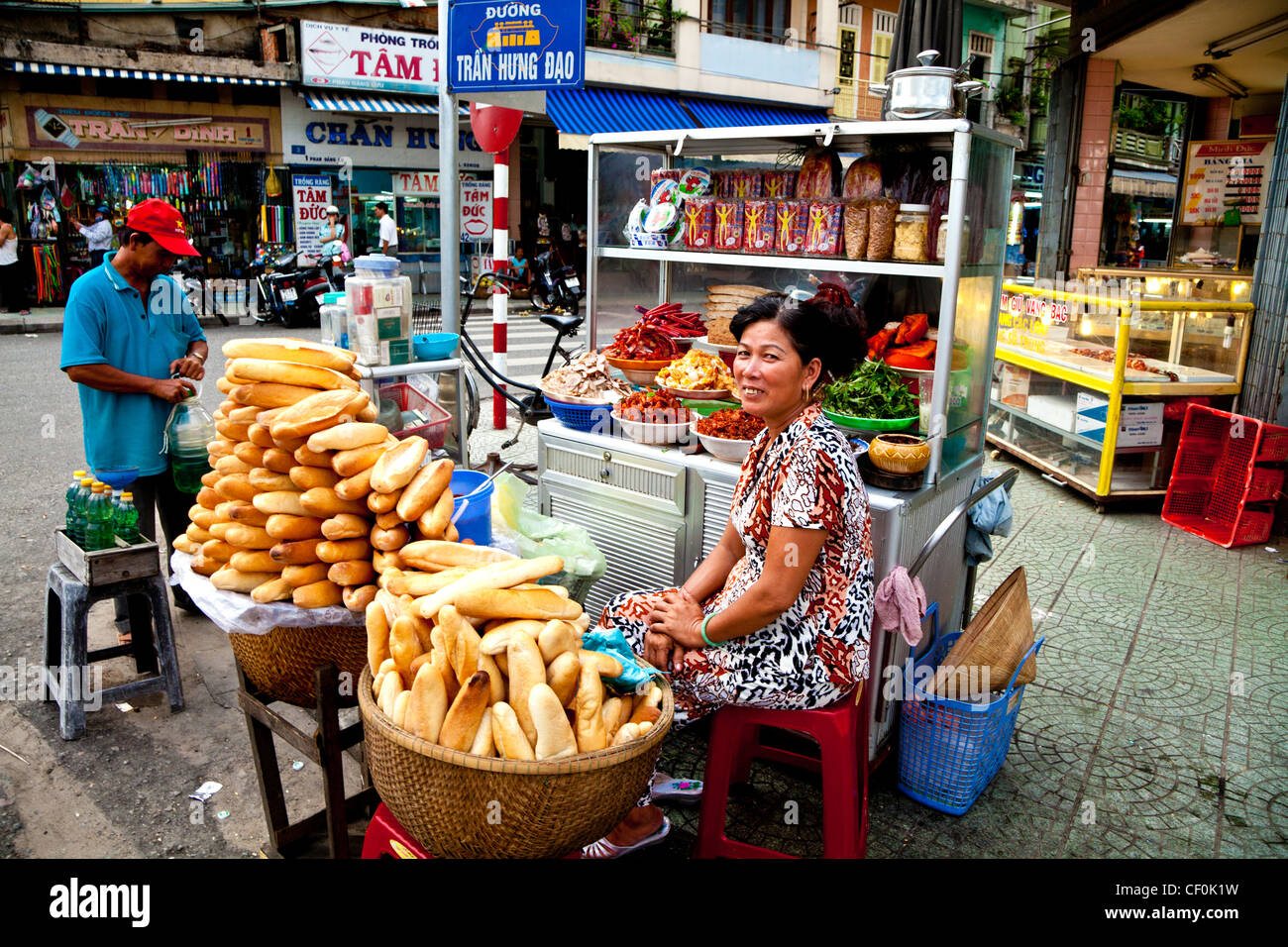 Eine Straße Verkäufer verkaufen die vietnamesische Sandwich, Banh mi in Da Nang, Vietnam Stockfoto