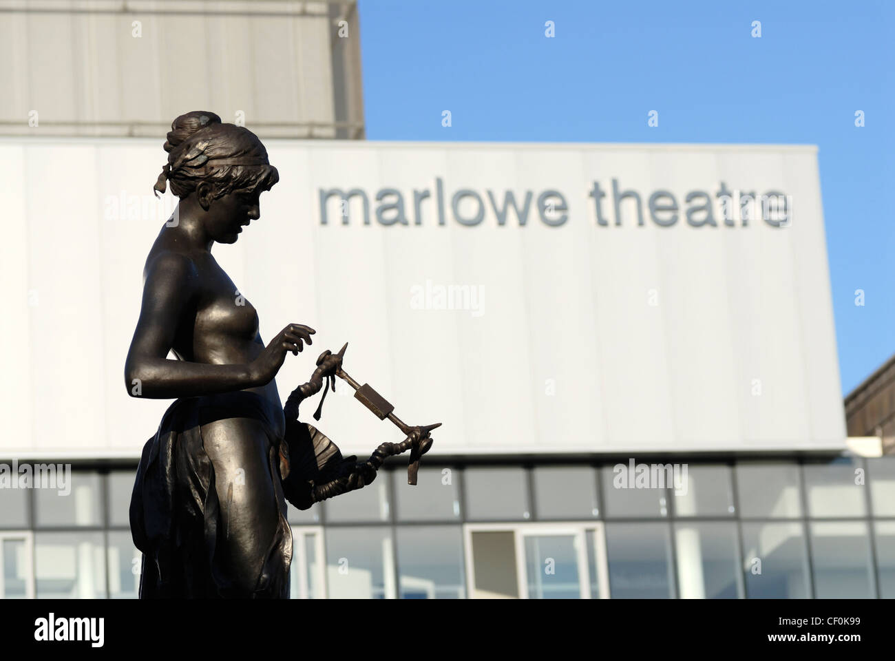 Canterbury UK die Marlowe-Denkmal von Mr Onslow Forde, A.R.A gegenüber Marlowe Theater Stockfoto