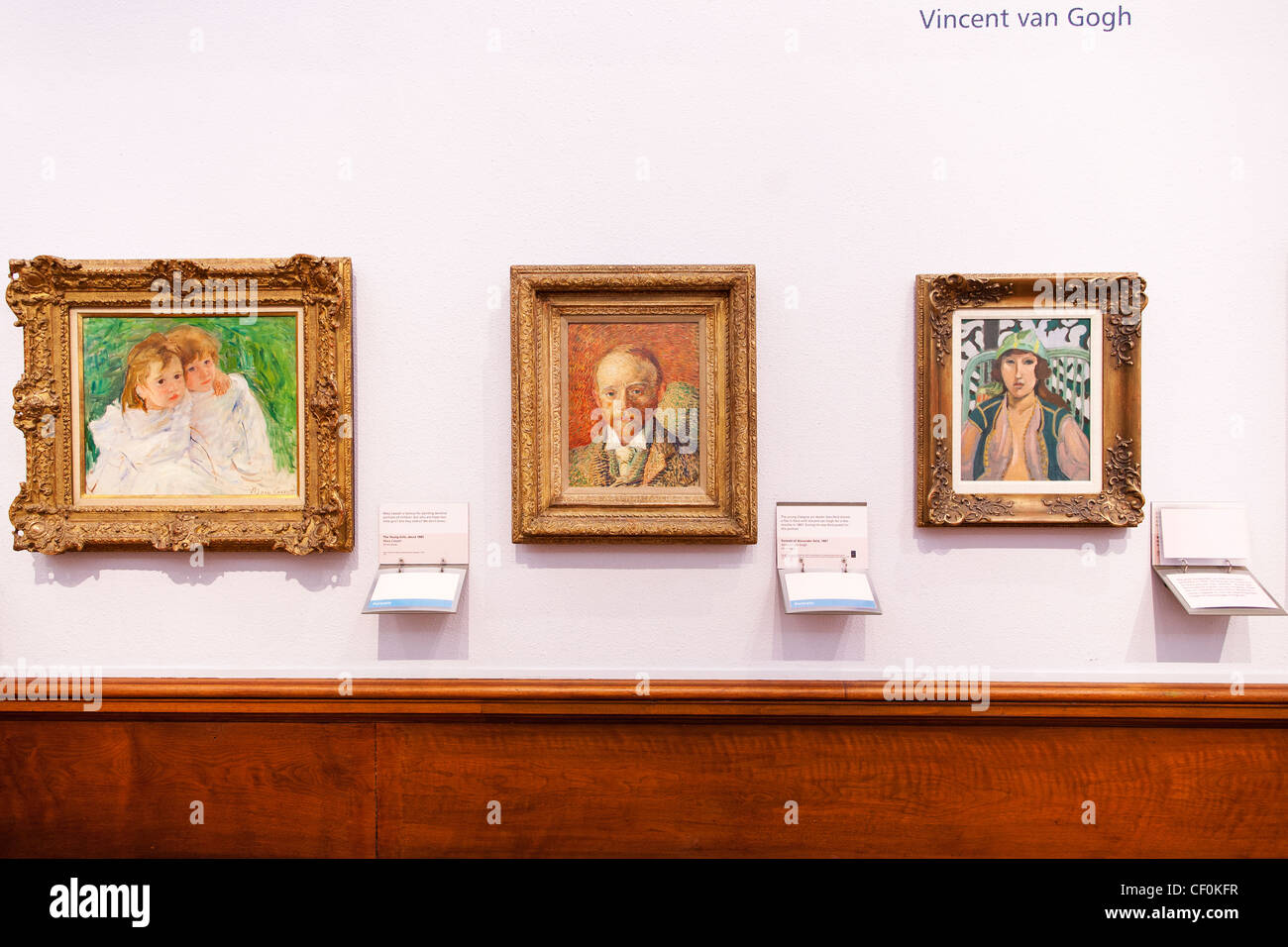 Kunstwerke, darunter ein Van Gogh und eine Mary Cassatt im Kelvingrove Art Gallery and Museum in Glasgow. Ein Spitfire Flugzeug hängt Stockfoto