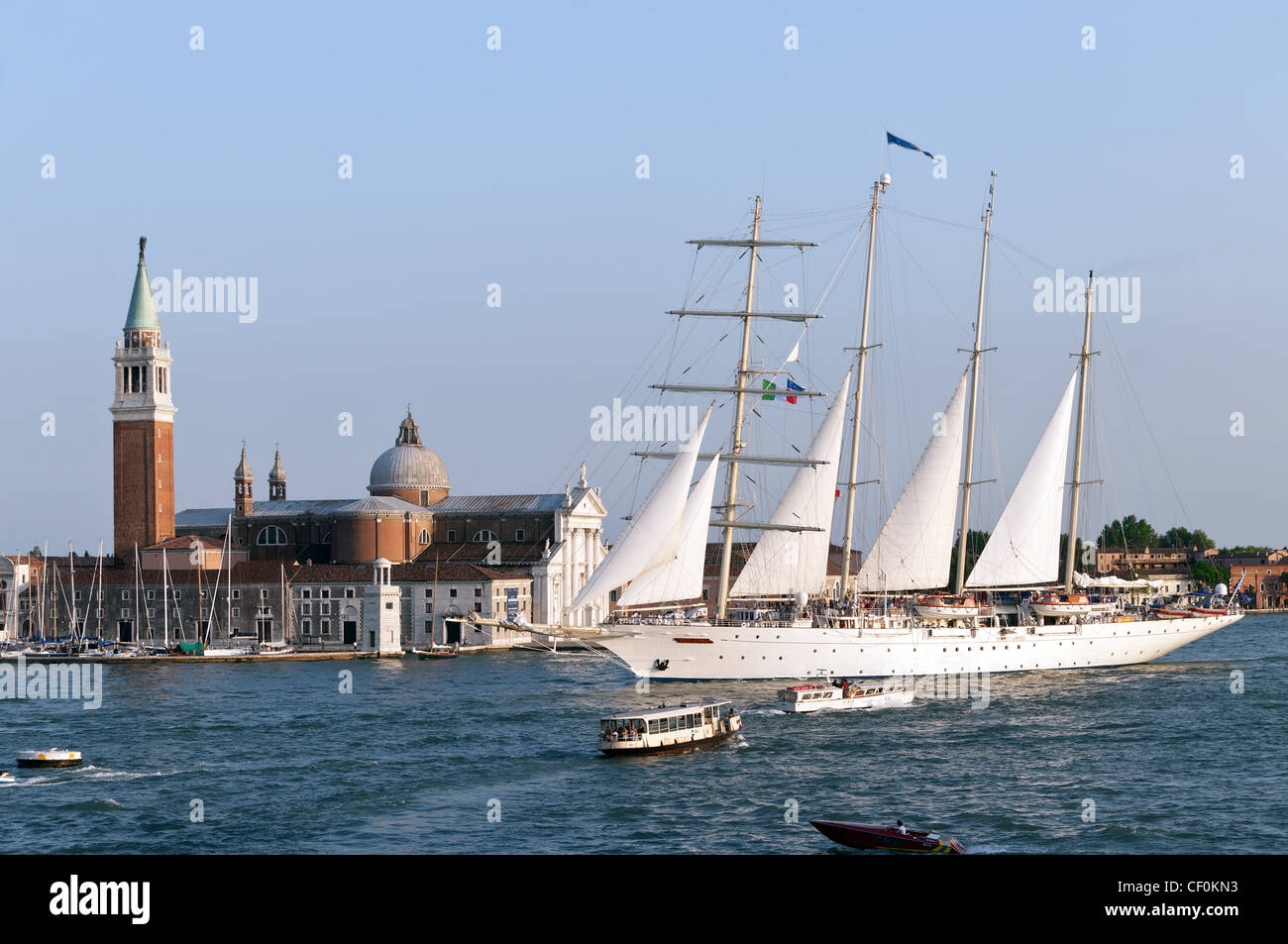Insel San Giorgio Maggiore mit Segelschiff im Lido Stockfoto
