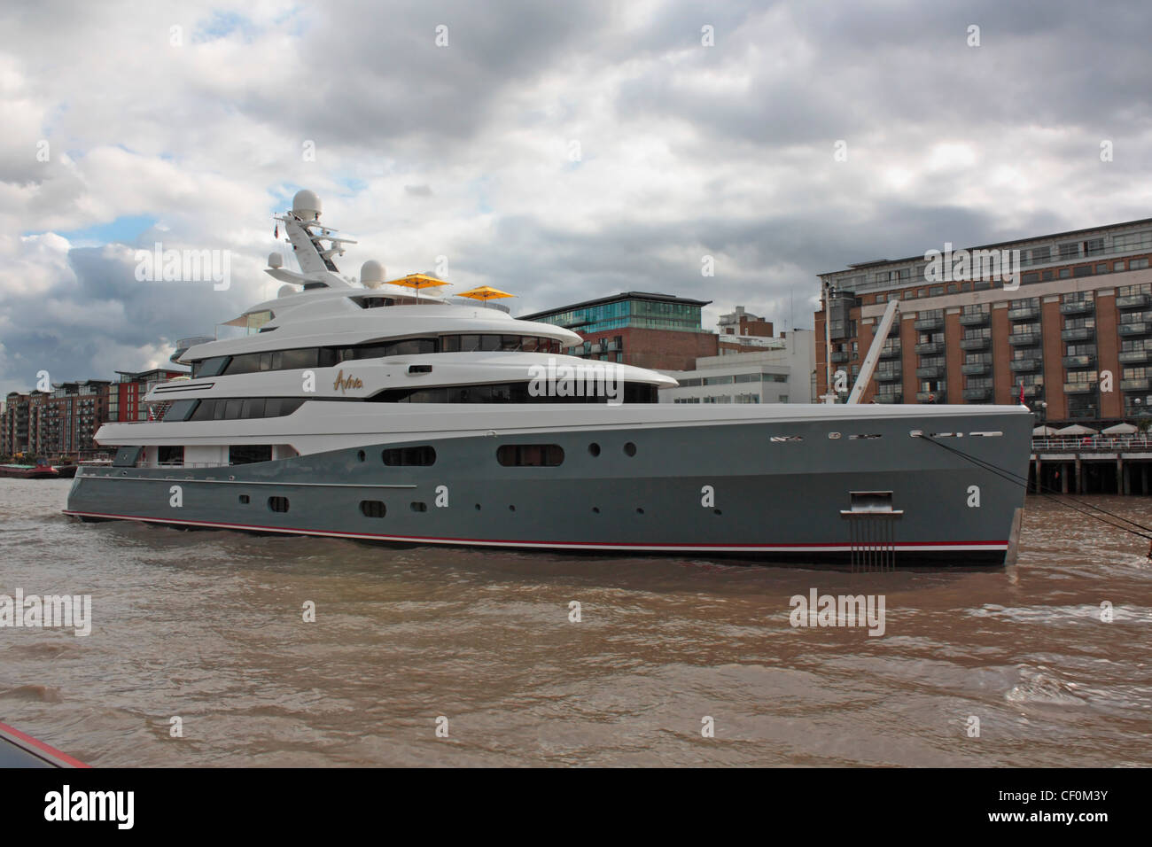 Die 68 m Abeking und Rasmussen Luxusyacht Aviva in der Themse vor Anker Stockfoto