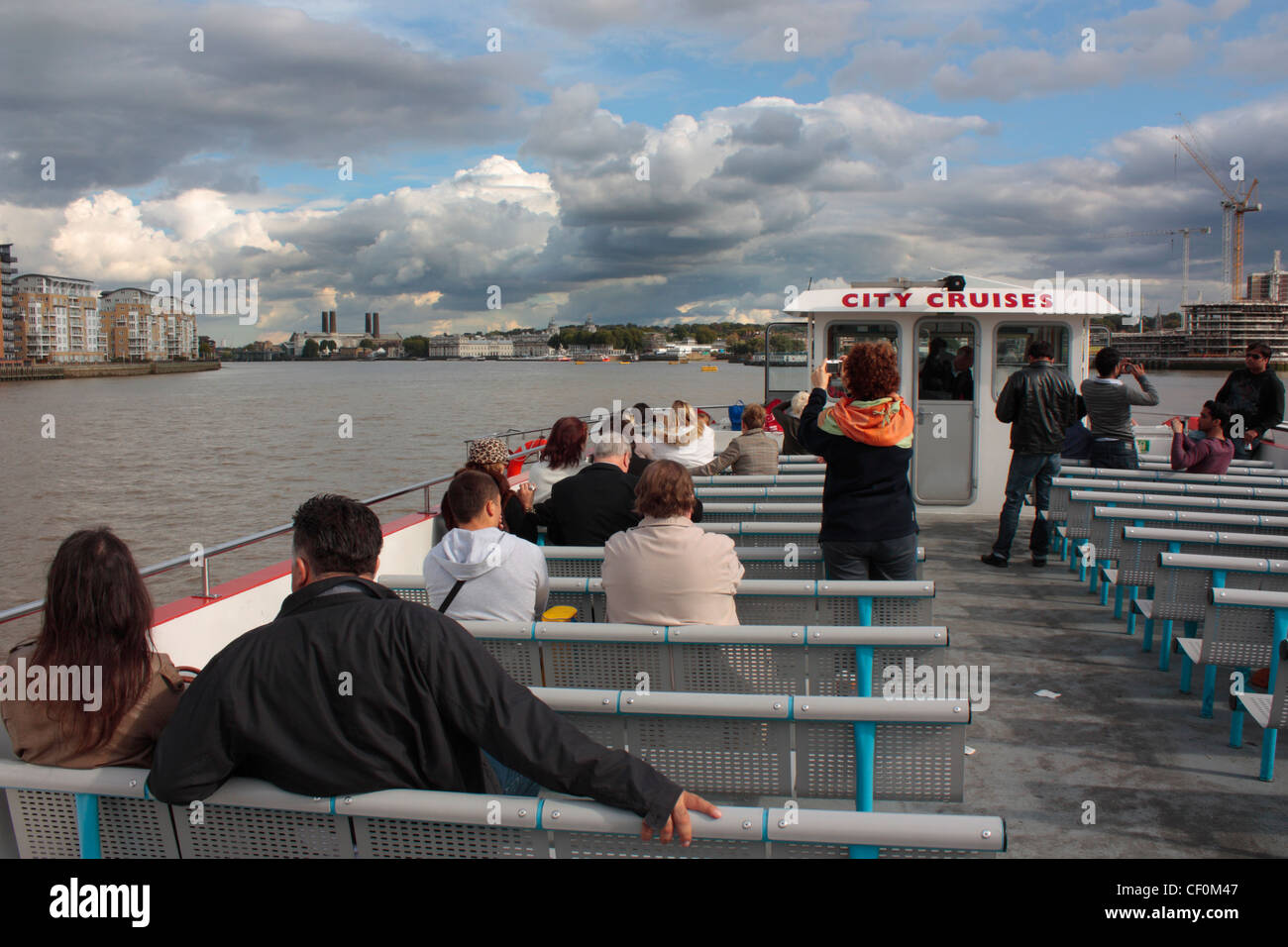 Menschen Sightseeing auf eine Bootsfahrt auf der Themse, London, UK. Urlaub Tourismus in Großbritannien. Stockfoto