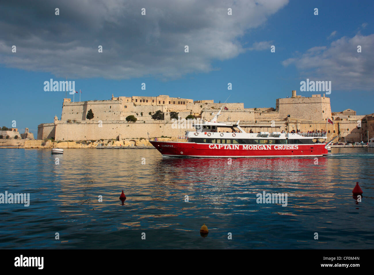 Hafen Kreuzfahrtschiff in Maltas Grand Harbour, mit Fort St. Angelo im Hintergrund. Urlaub Reisen in das Mittelmeer. Stockfoto