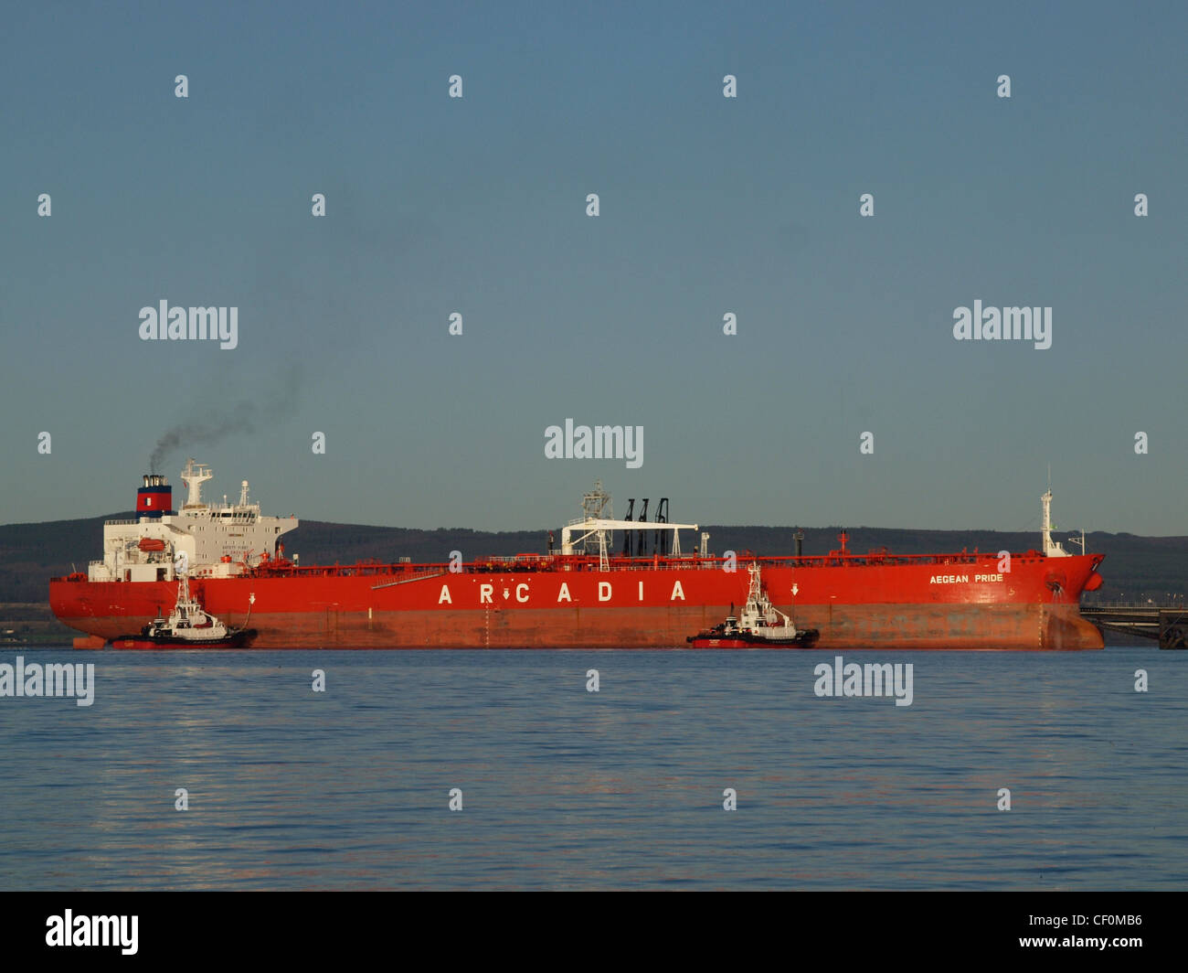 Ein Tanker wird vertäut am Nigg Oil Terminal, Cromarty Firth Schottland Stockfoto