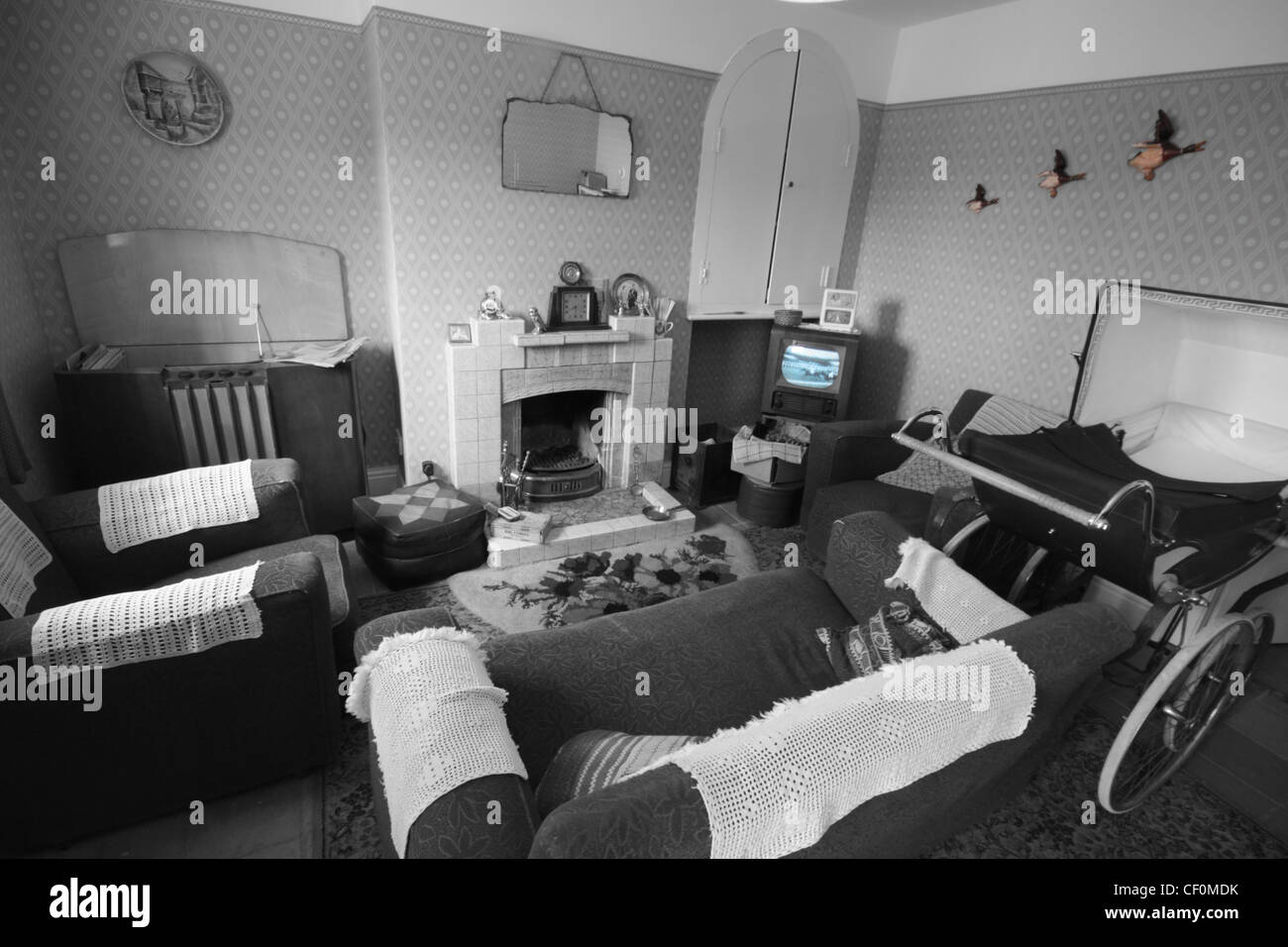 Beispiel aus einem 50er Jahre Wohnzimmer, komplett mit 405 Linie Fernsehen. Stockfoto