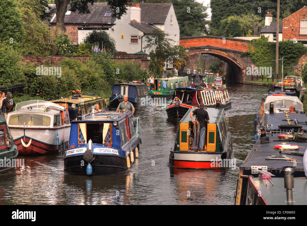 Englischer Kanal Boote Rush Hour auf der Bridgewater Canal, Lymm, Cheshire, England, UK Stockfoto