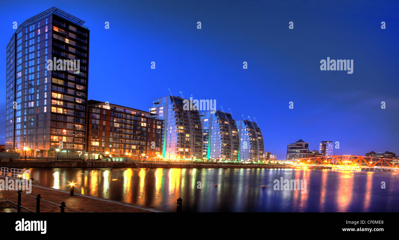 Abenddämmerung Blick auf Wohnsiedlungen Wohnblocks in Salford Quays, Manchester, North West England Stockfoto