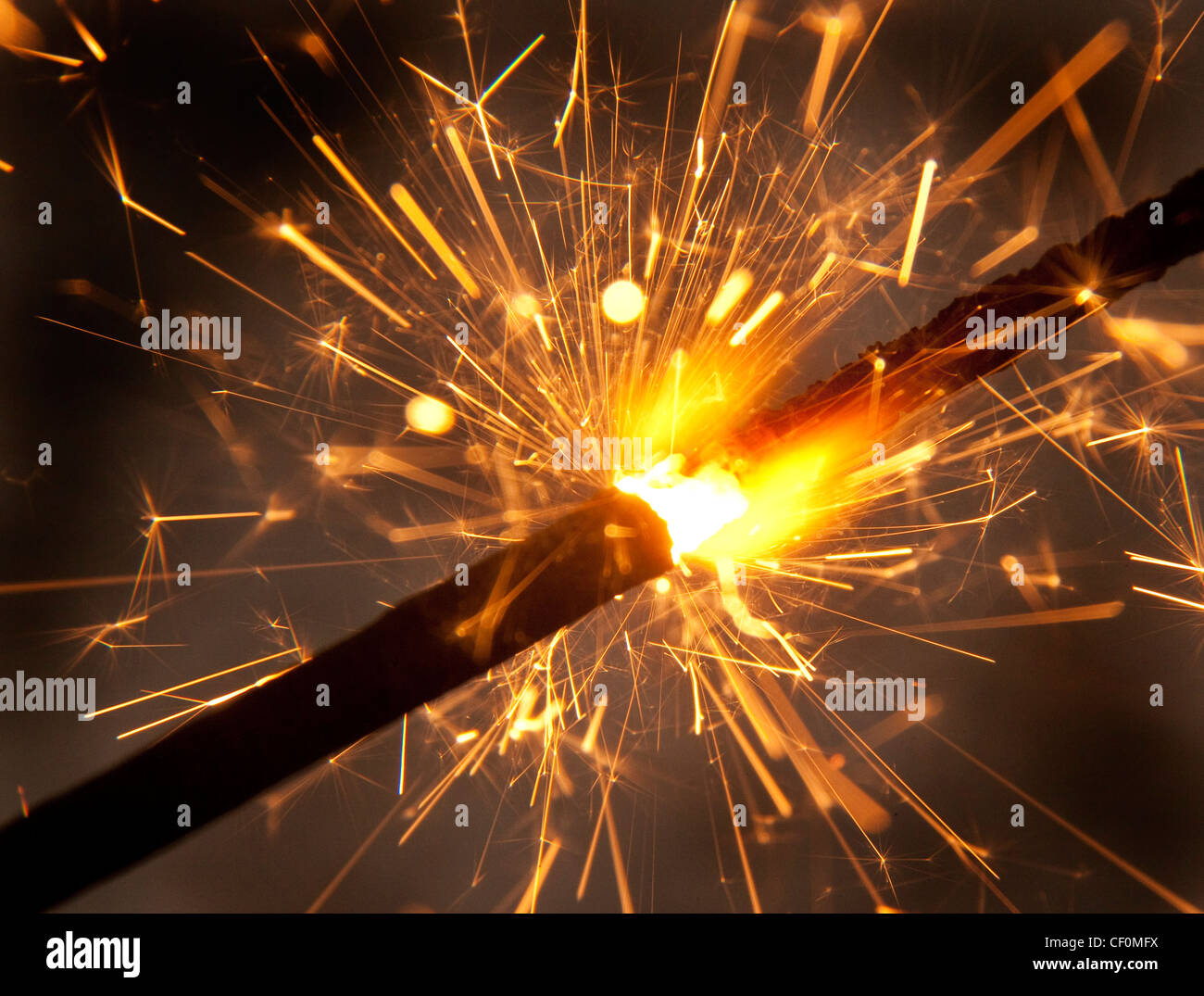 Eine brennende Wunderkerze Feuerwerk Nahaufnahme spucken Funken Stockfoto