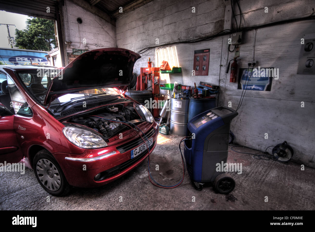 Picasso-Auto in Garage mit Klimaanlage aufgeladen Stockfoto