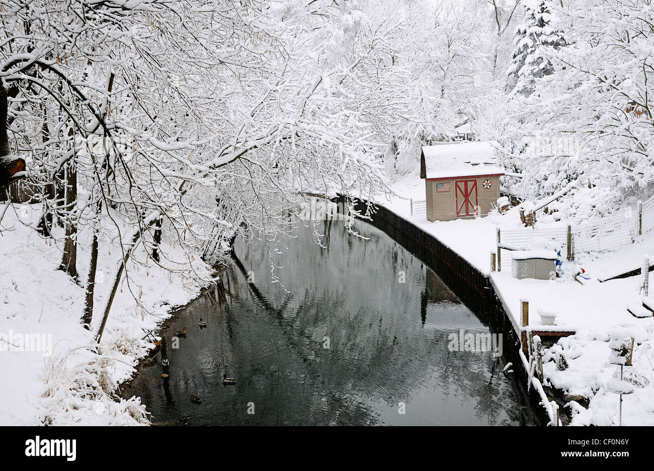 Winter landschaftlich Kanal und Hinterhof Zugang zu großen Fluss. Stockfoto