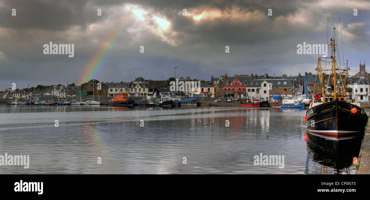Stornoway Hafen mit einem Regenbogen über der Stadt von Stornoway in der westlichen Inseln von Schottland, Vereinigtes Königreich Stockfoto