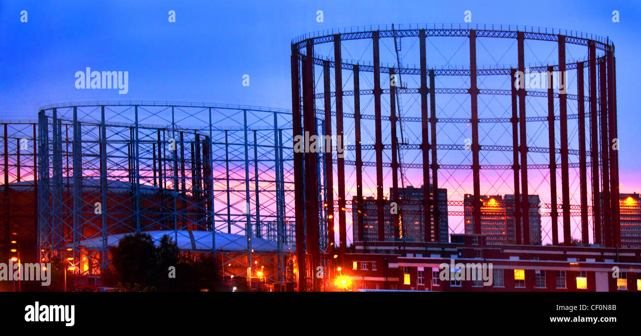 Gasbehälter in Aston, Birmingham, West Midlands, Vereinigtes Königreich in der Abenddämmerung Stockfoto