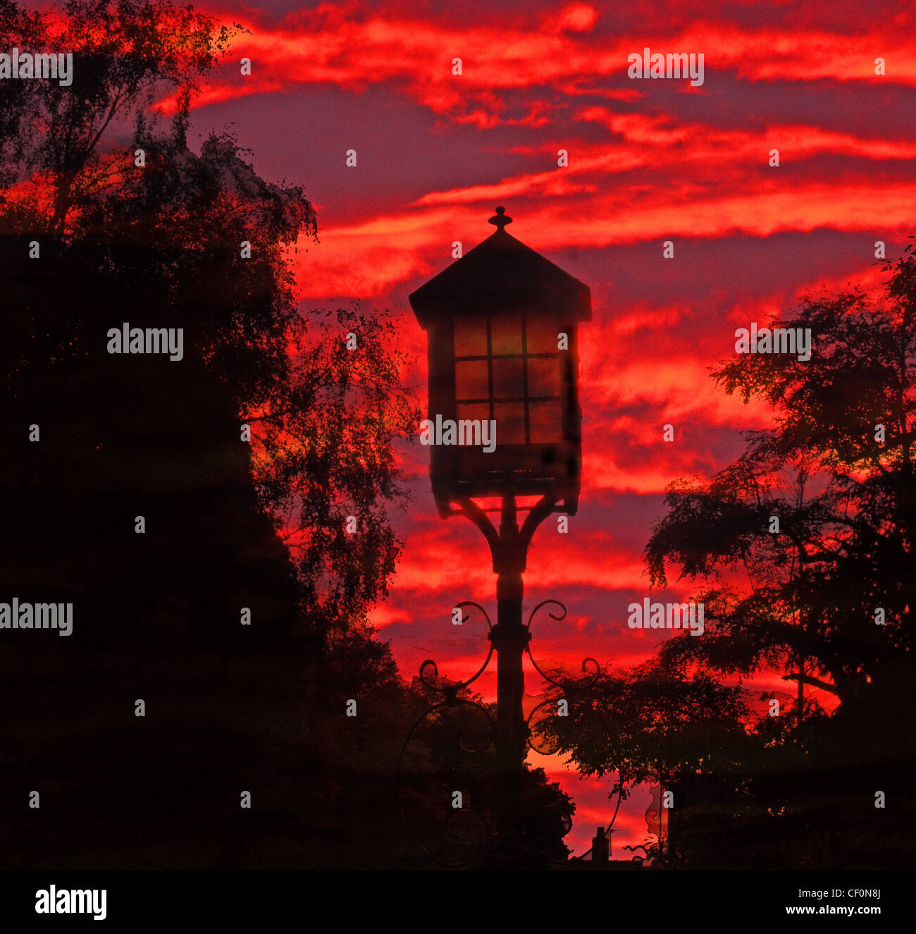 Licht an der Pforte des St. Wilfrids Kirche und historischen Friedhof, Grappenhall, South Warrington, Cheshire, England, Vereinigtes Königreich Stockfoto