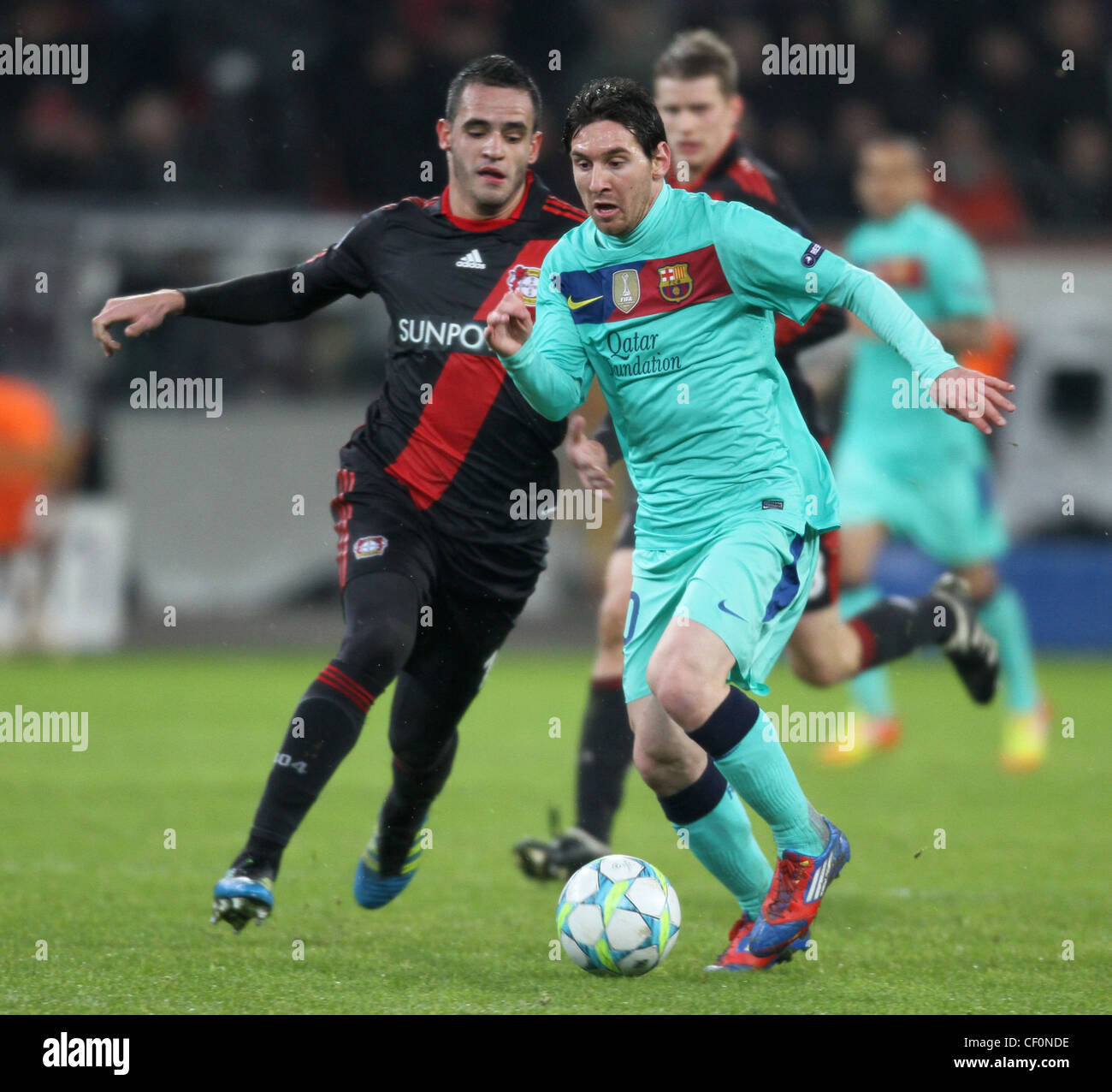 Lionel Messi der Barcelona (R) steuert den Ball neben Renato Augusto von Bayer Leverkusen. Stockfoto