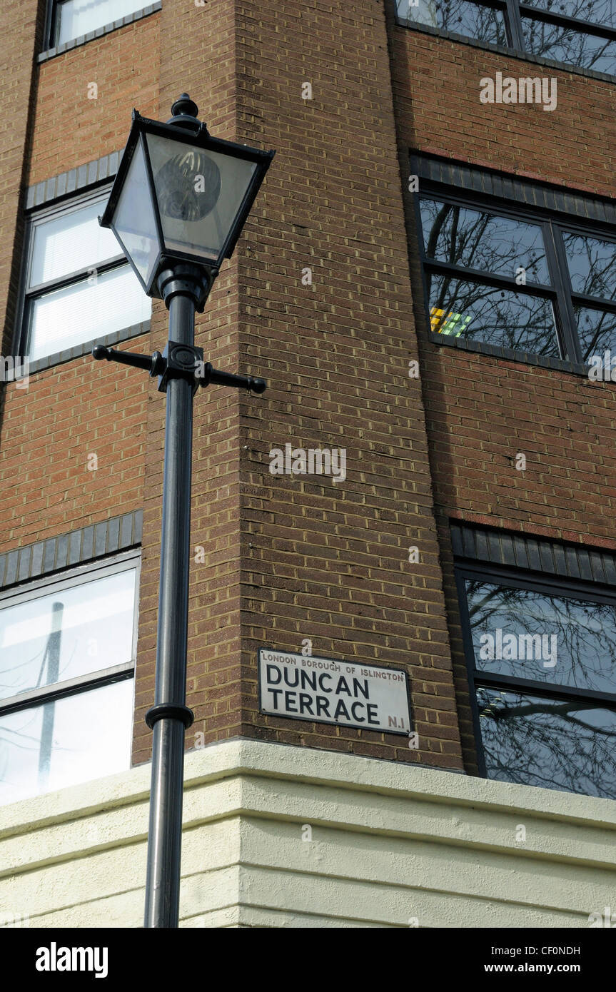 Reich verzierte Laterne mit Straße Schild mit der Aufschrift Duncan Terrasse, London Borough of Islington, London, England UK N1 Stockfoto