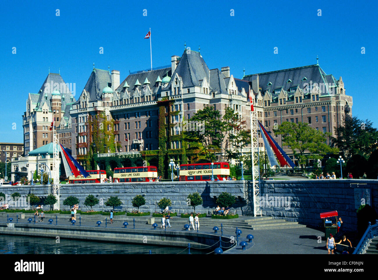 Doppeldecker-Reisebusse Line-up vor dem regal Empress Hotel, ein Wahrzeichen seit 1908 auf Vancouver Island in Victoria, British Columbia, Kanada. Stockfoto