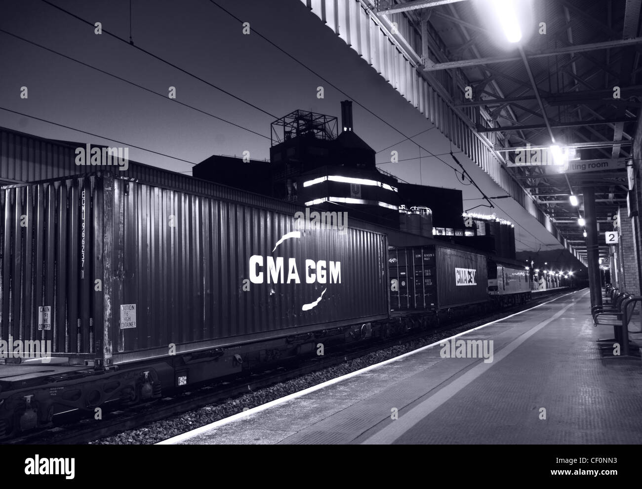 Der CMA CGM Freight-Zug fährt durch den Warrington Bank Quay an der elektrischen Hauptlinie der Westküste in Cheshire, England, Großbritannien Stockfoto