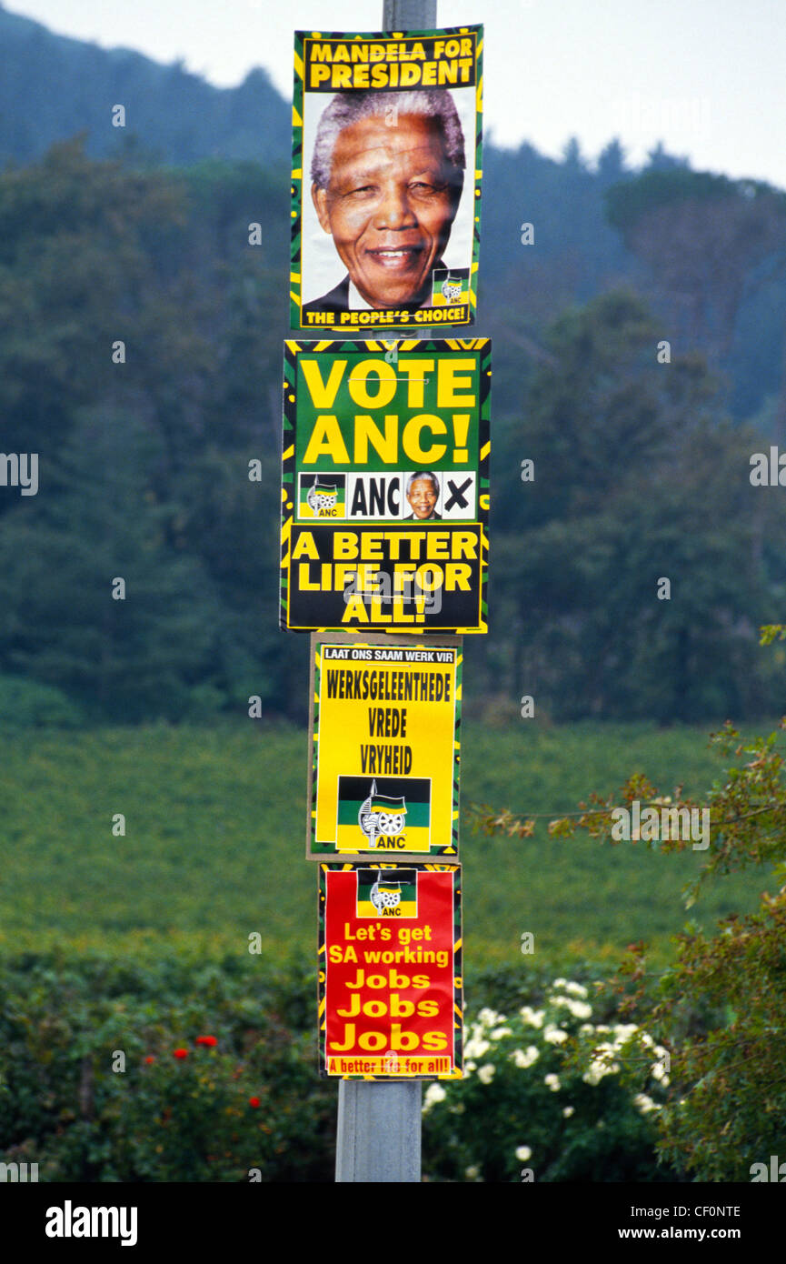 Poster drängen Wähler in Südafrikas ersten Multi-rassischen Präsidentschaftswahlen im Jahr 1994, schwarzen Aktivist Nelson Mandela zu wählen, die gewonnen. Stockfoto
