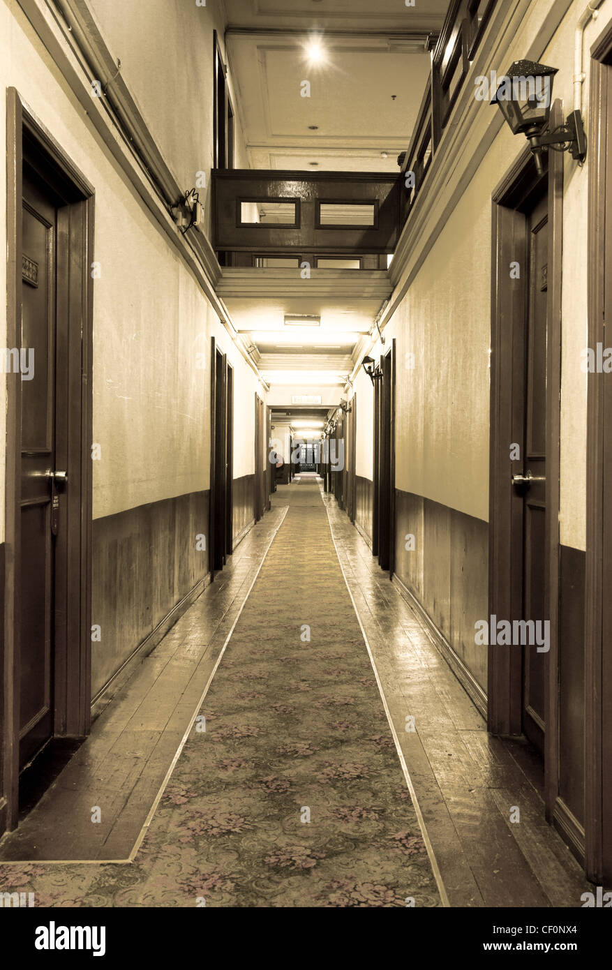 Flur mit Zimmern in einem rauhen alten hotel Stockfoto