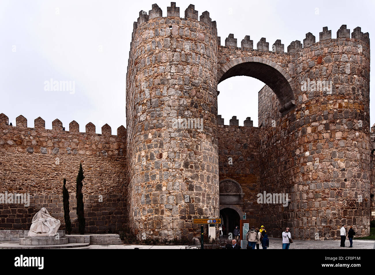 Statue der Hl. Teresa von Jesus an der Wand der Provinz Avila in Castilla y León, Spanien, Europa Stockfoto