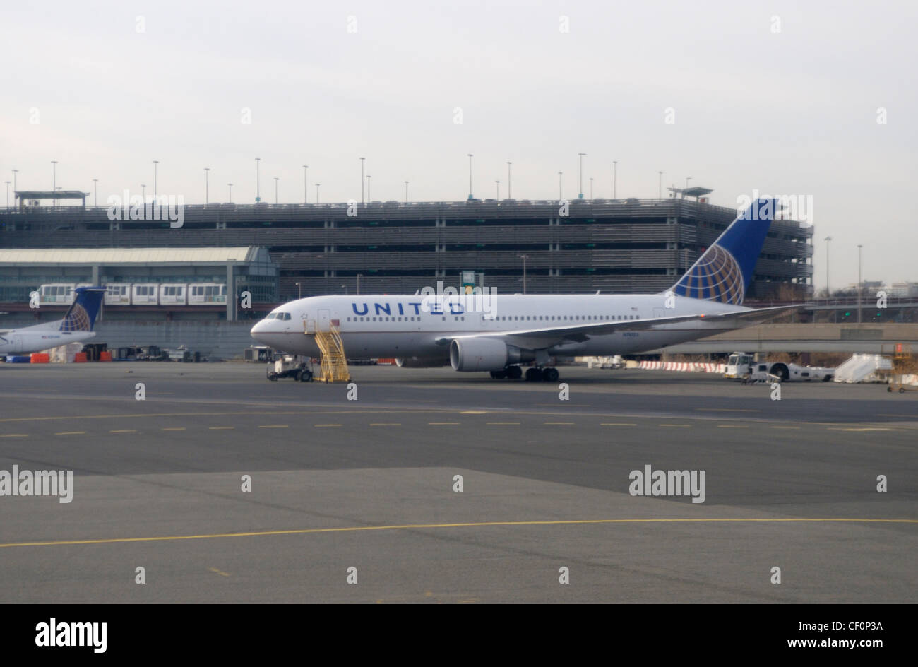 Verkehrsflugzeug geparkt auf der Piste in Newark Liberty International Airport, Newark, NJ Stockfoto
