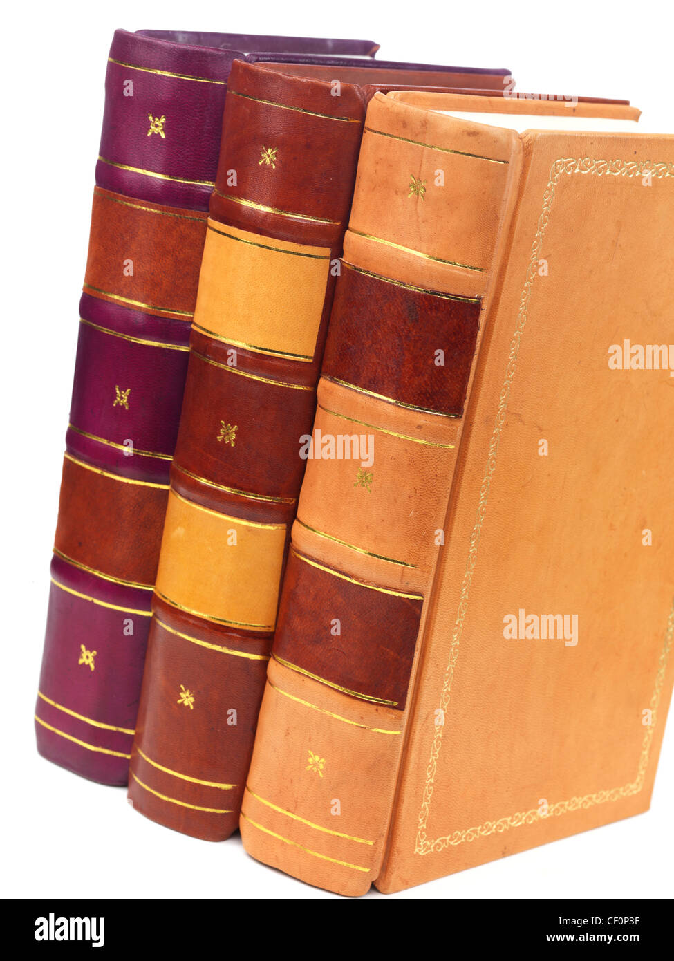Drei Hardcover Leder gebundene Bücher auf weißem Hintergrund Stockfoto