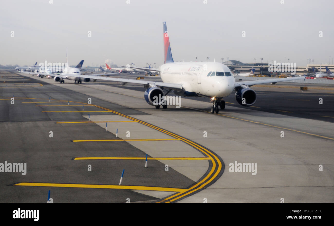 Verkehrsflugzeuge aufgereiht auf der Piste, wartet auf Start am Newark Liberty International Airport, Newark, NJ Stockfoto