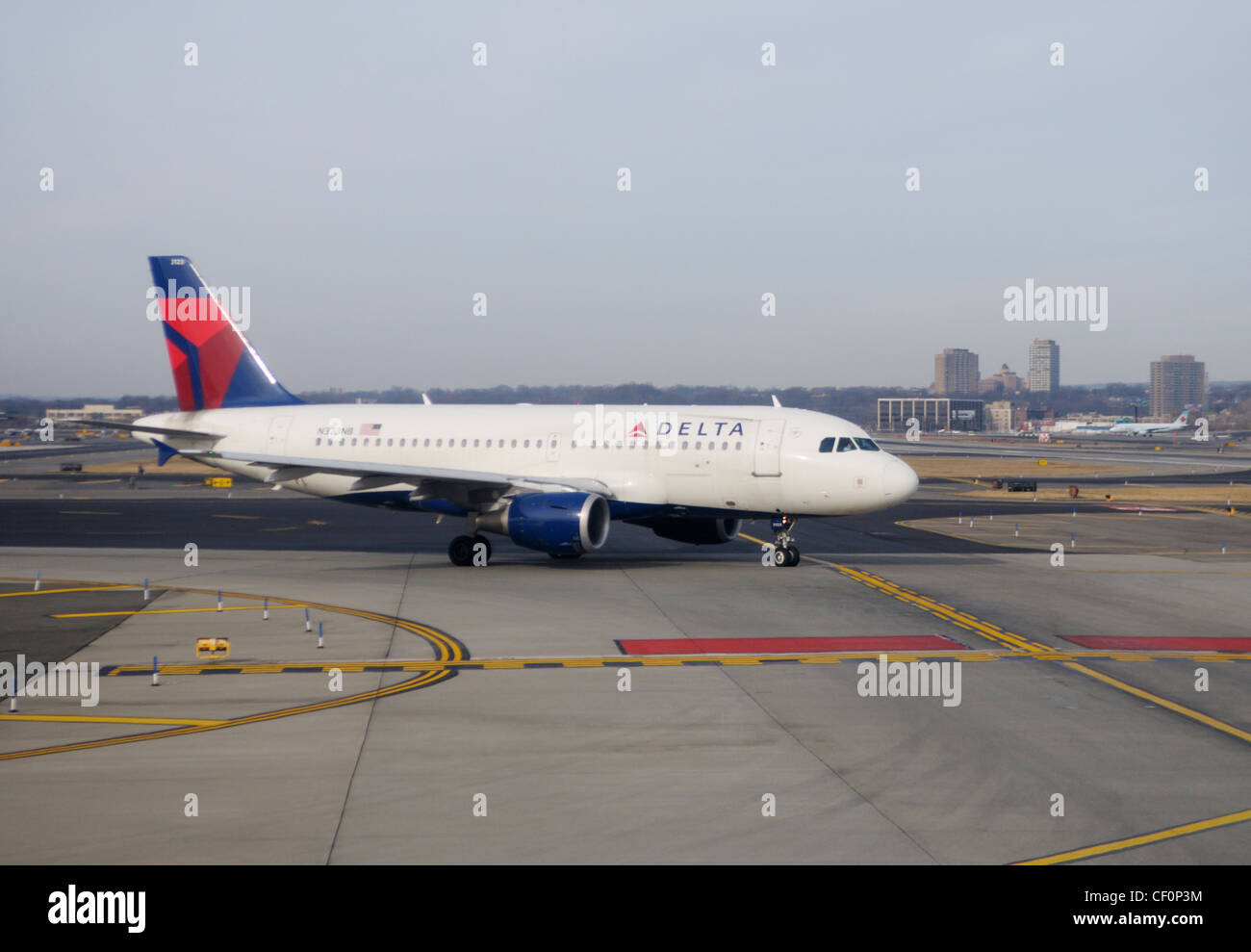 Verkehrsflugzeug auf der Piste in Newark Liberty International Airport, Newark, NJ Stockfoto