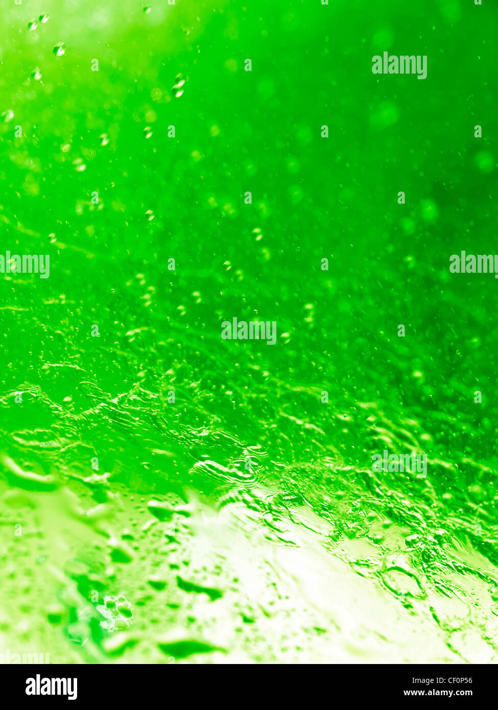 Nahaufnahme des sprudelnden Wasser abstrakten grünen Hintergrundtextur Stockfoto