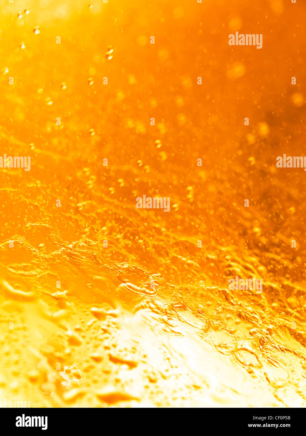 Nahaufnahme des sprudelnden Wasser abstrakte orange Hintergrundtextur Stockfoto
