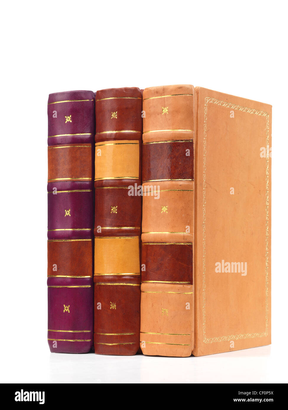 Drei Hardcover Leder gebundene Bücher isoliert auf weißem Hintergrund Stockfoto