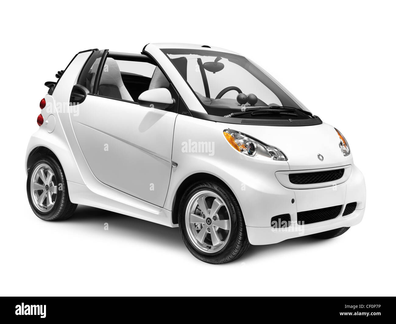 Führerschein erhältlich unter MaximImages.com - Smart fortwo Passion Cabriolet kleines Stadtauto isoliert auf weißem Hintergrund Stockfoto