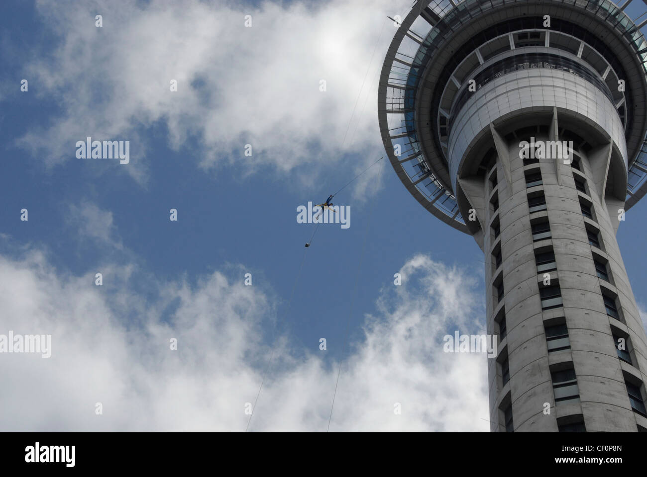 SkyJump im Sky Tower in Auckland, Nordinsel, Neuseeland Stockfoto