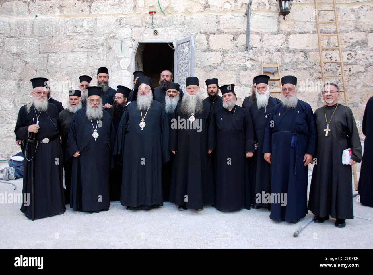 Bischöfen und geistlichen vor der Geburtskirche in Bethlehem, Israel Stockfoto