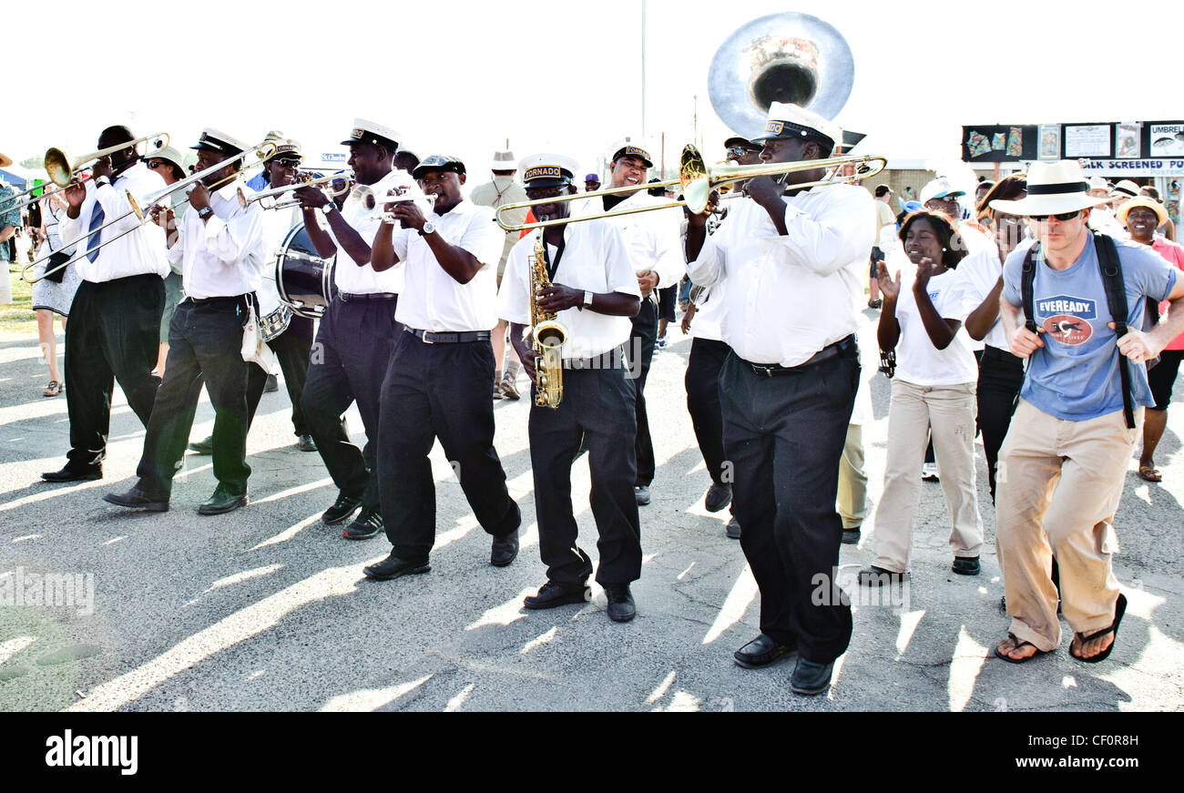 Second-Line auf der 2011 New Orleans Jazz and Heritage Festival in New Orleans, Louisiana Stockfoto