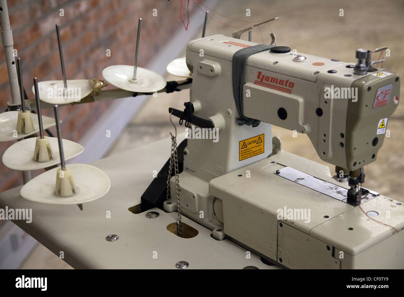 Nähmaschinen in Kleidung Arbeitszimmer in Südafrika Stockfoto