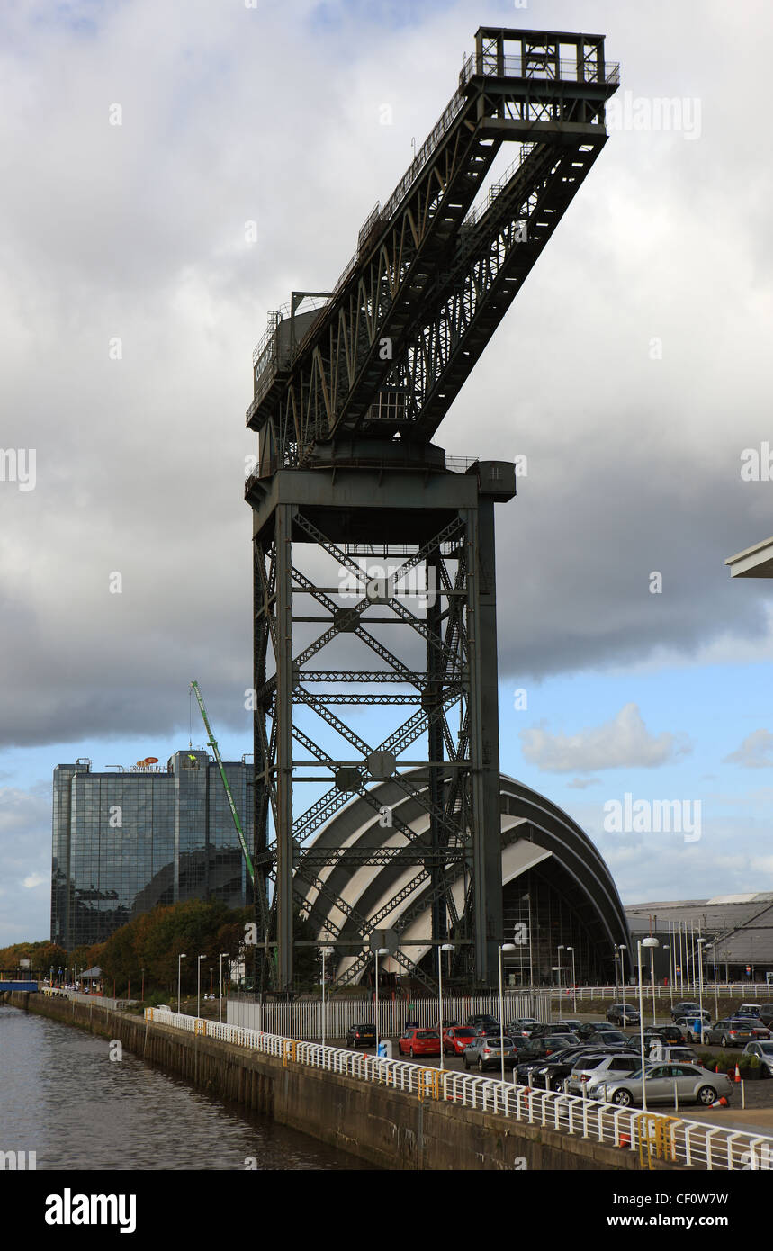 Finnieston Crane an den Ufern des Flusses Clyde in Glasgow SECC Armadillo und Crowne Plaza Hotel im Hintergrund Stockfoto