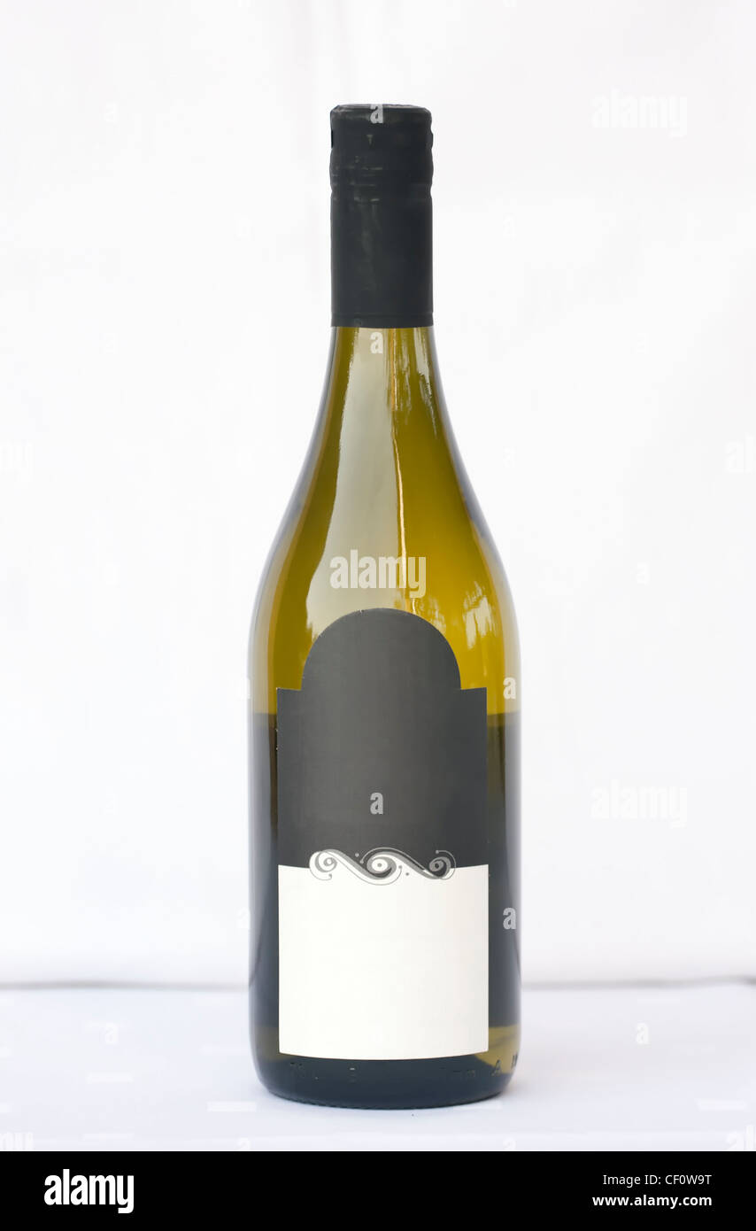 Eine Flasche Weißwein auf weißem Hintergrund. Stockfoto