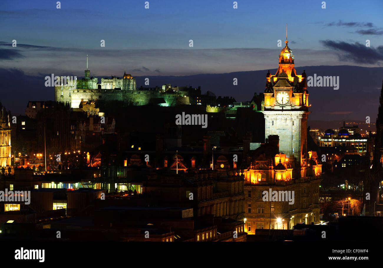 Blick vom Calton Hill, Edinburgh, Blick auf die Burg in der Nacht. Stockfoto