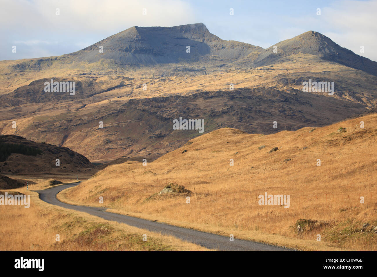 Die A849 windet sich durch Glen More auf der Isle of Mull mit Ben More (links) und A'Chioch (rechts) Stockfoto