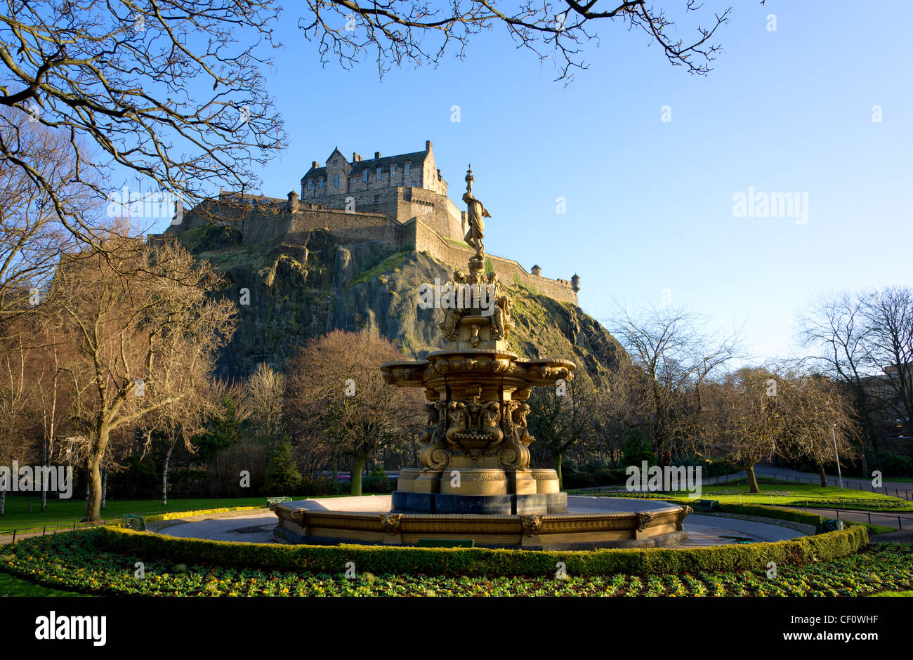 Edinburgh Castle von Princes Street Gardens und Brunnen, Schottland, Großbritannien. Stockfoto