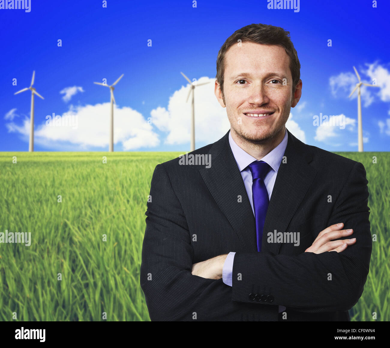 zuversichtlich Mann und Wind-Turbine-Hintergrund Stockfoto