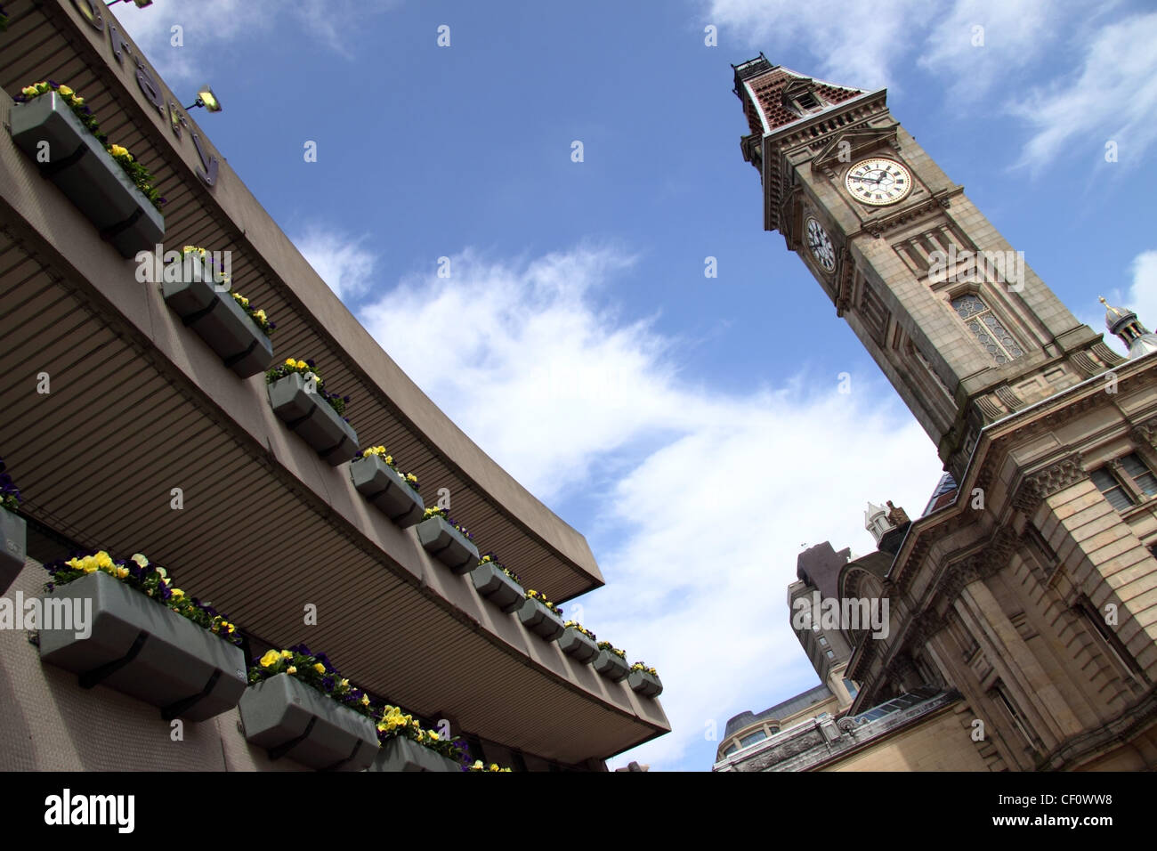 Birmingham Central Library mit Schichten der unteren Körbe und (R) clock Tower Big Brum auf das Kunstmuseum Galerie Stockfoto